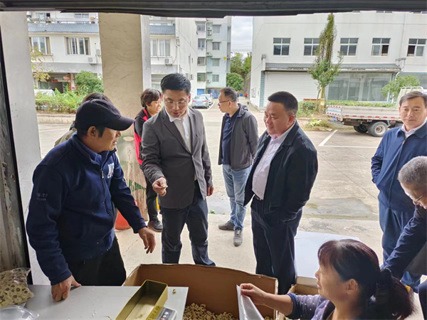 10月20日，洪董陪同王奇勇縣長一行調(diào)研大華農(nóng)貿(mào)城1.jpg