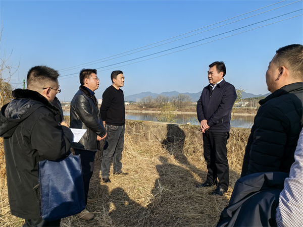 1月17日，縣委副書(shū)記吳志平調(diào)研安徽新安江流域防洪治理工程歙縣段工作開(kāi)展情況，張總陪同。.jpg