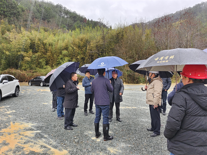 2月21日，汪凱書記一行調(diào)研防洪項(xiàng)目開工儀式現(xiàn)場，洪董、張總陪同調(diào)研.jpg